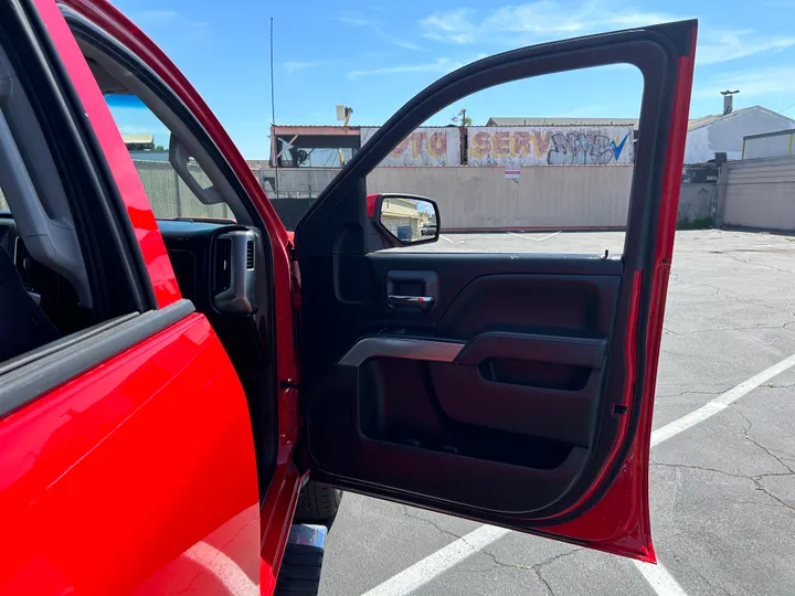 RED, 2018 CHEVROLET SILVERADO 1500 CREW CAB Image 34