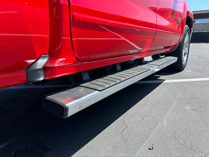 RED, 2018 CHEVROLET SILVERADO 1500 CREW CAB Image 38