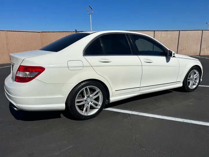 WHITE, 2010 MERCEDES-BENZ C-CLASS Image 4