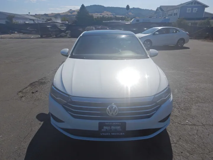 WHITE, 2019 VOLKSWAGEN JETTA Image 2