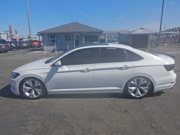 WHITE, 2019 VOLKSWAGEN JETTA Image 4