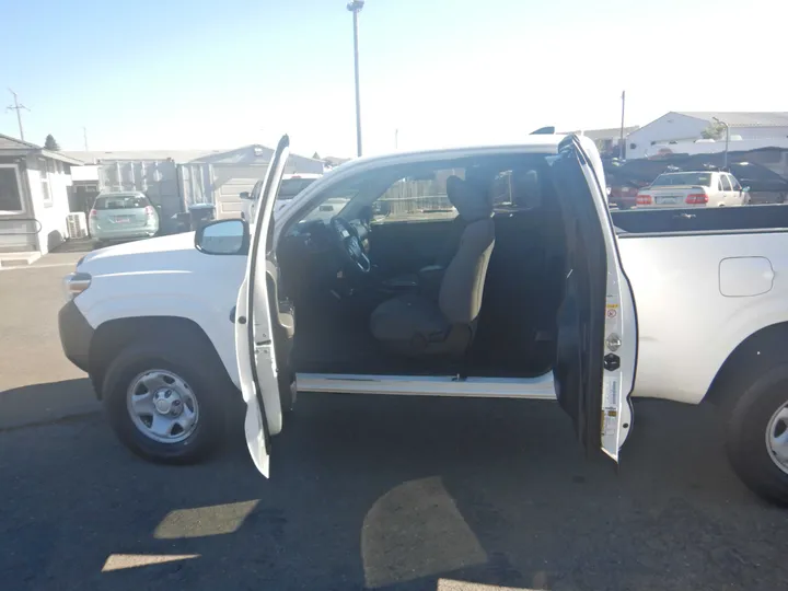 WHITE, 2019 TOYOTA TACOMA ACCESS CAB Image 9