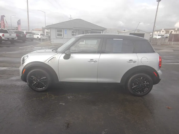 SILVER, 2013 MINI COUNTRYMAN Image 2