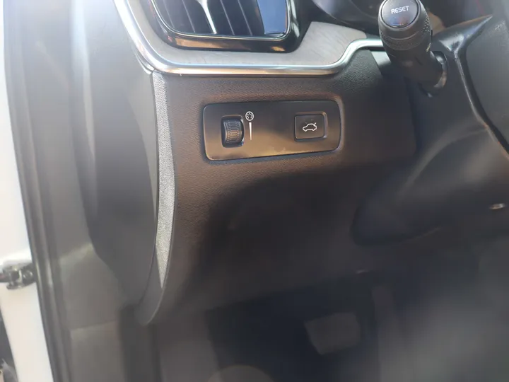 2019 VOLVO XC60 Image 37