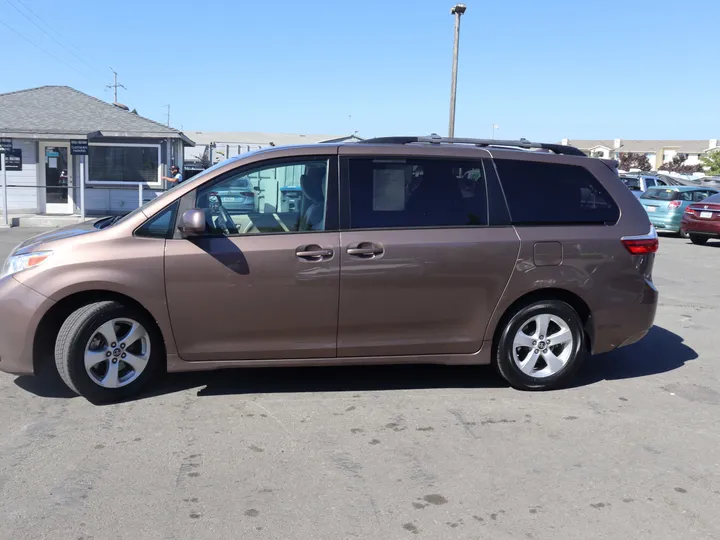 2019 TOYOTA SIENNA Image 2