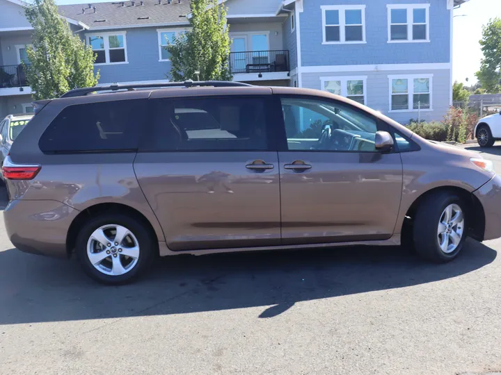 2019 TOYOTA SIENNA Image 6