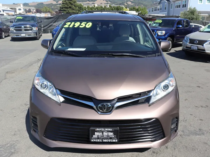 2019 TOYOTA SIENNA Image 8
