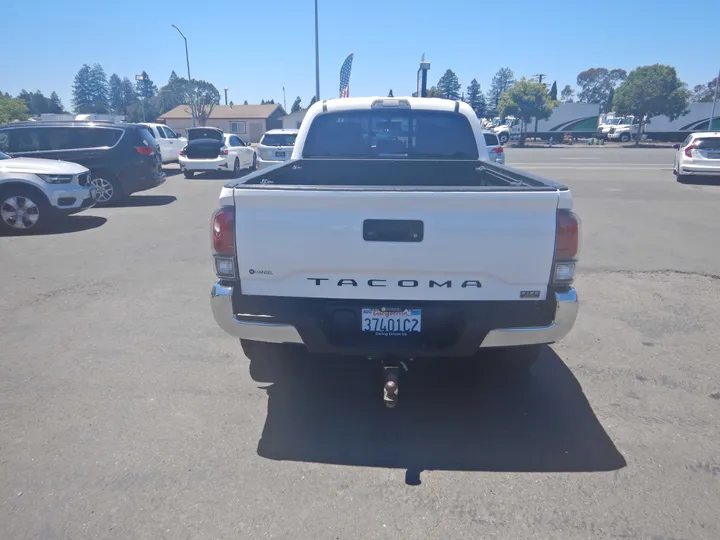 2017 TOYOTA TACOMA DOUBLE CAB Image 4