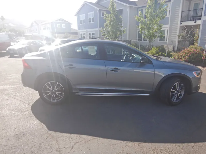 2016 VOLVO S60 Image 9