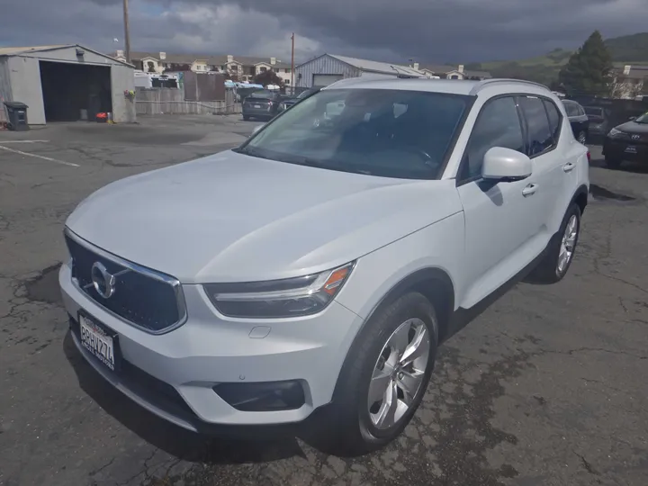 2020 VOLVO XC40 Image 3