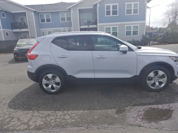 2020 VOLVO XC40 Image 8