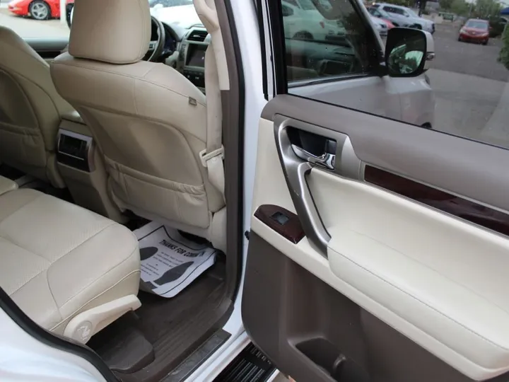 WHITE, 2019 Lexus GX 460 Image 16