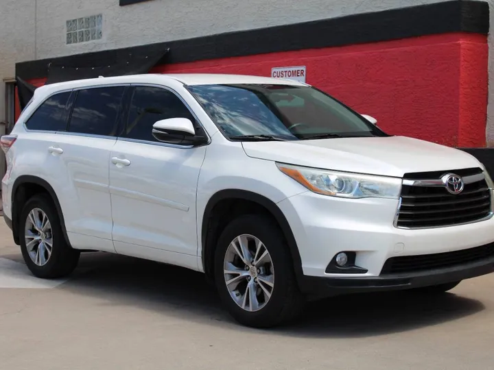 White, 2015 Toyota Highlander Image 6