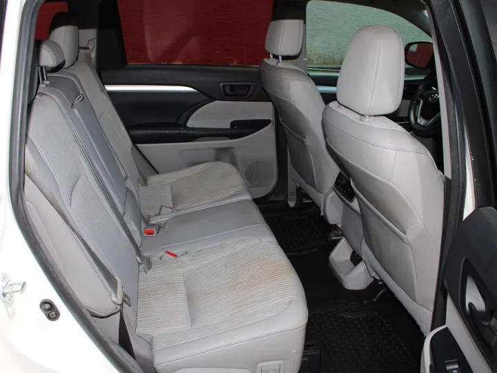 White, 2015 Toyota Highlander Image 17