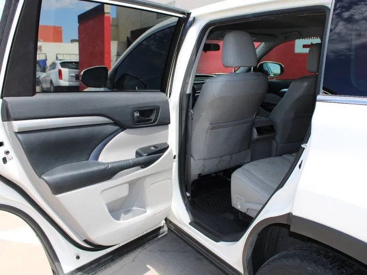 White, 2015 Toyota Highlander Image 14