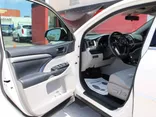 White, 2015 Toyota Highlander Thumnail Image 10