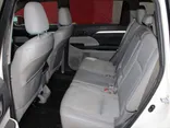 White, 2015 Toyota Highlander Thumnail Image 15