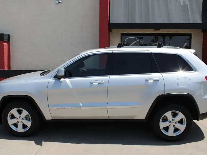 SILVER, 2012 Jeep Grand Cherokee Image 3