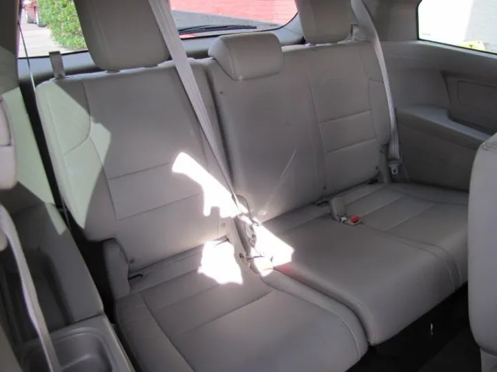 WHITE, 2016 Honda Odyssey Image 16