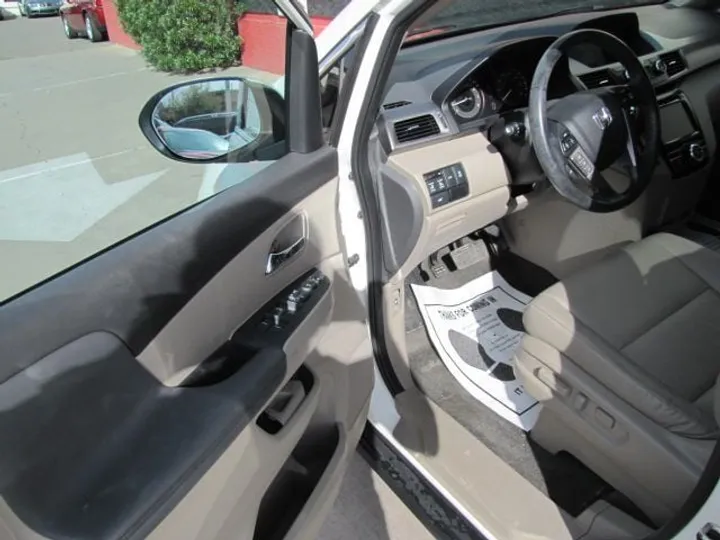 WHITE, 2016 Honda Odyssey Image 9