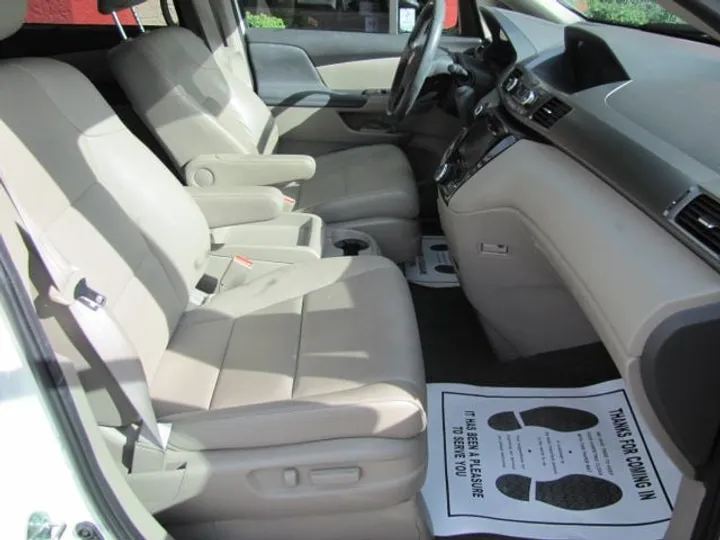 WHITE, 2016 Honda Odyssey Image 12