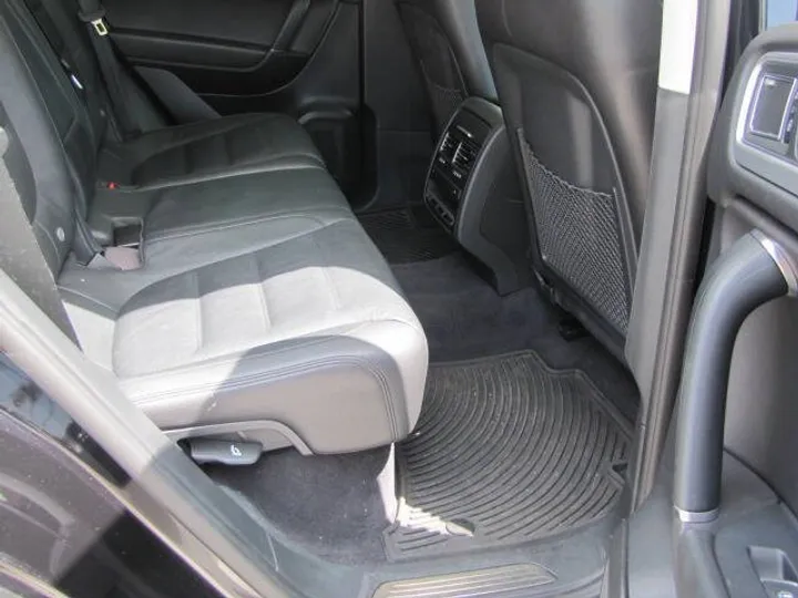 Black, 2016 Volkswagen Touareg Image 16