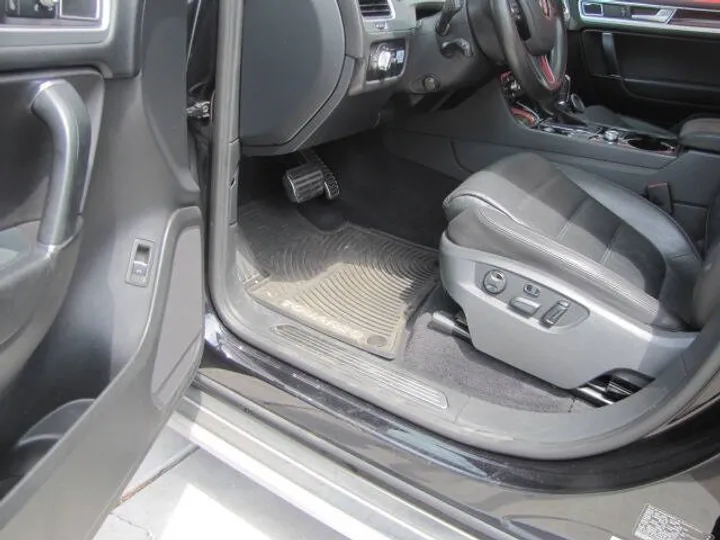 Black, 2016 Volkswagen Touareg Image 9
