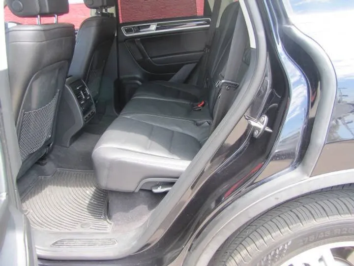 Black, 2016 Volkswagen Touareg Image 14