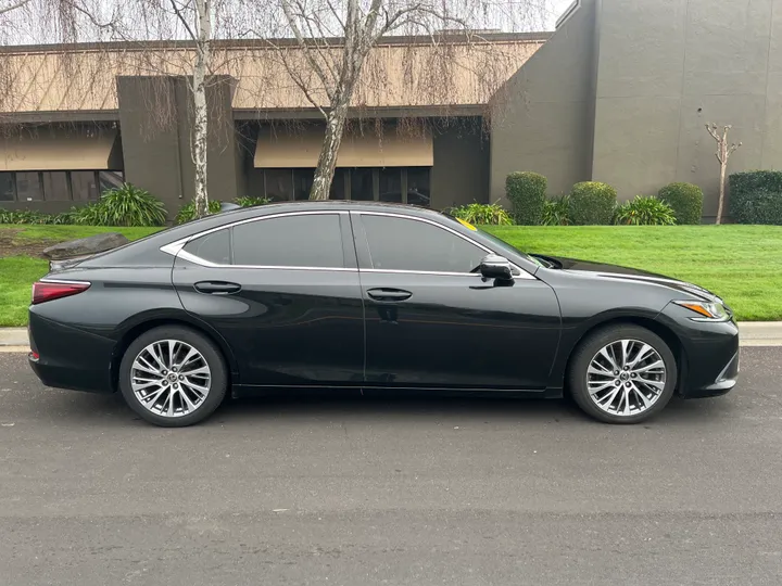 BLACK, 2020 LEXUS ES Image 4