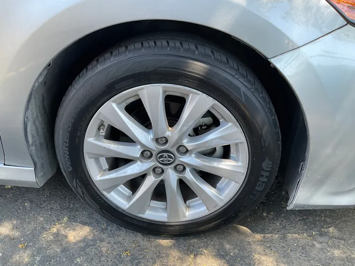 SILVER, 2019 TOYOTA CAMRY Image 23