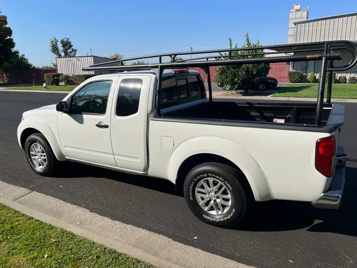 WHITE, 2015 NISSAN FRONTIER KING CAB Image 7