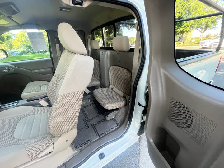 WHITE, 2015 NISSAN FRONTIER KING CAB Image 18