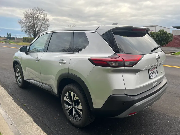 SILVER, 2021 NISSAN ROGUE Image 9