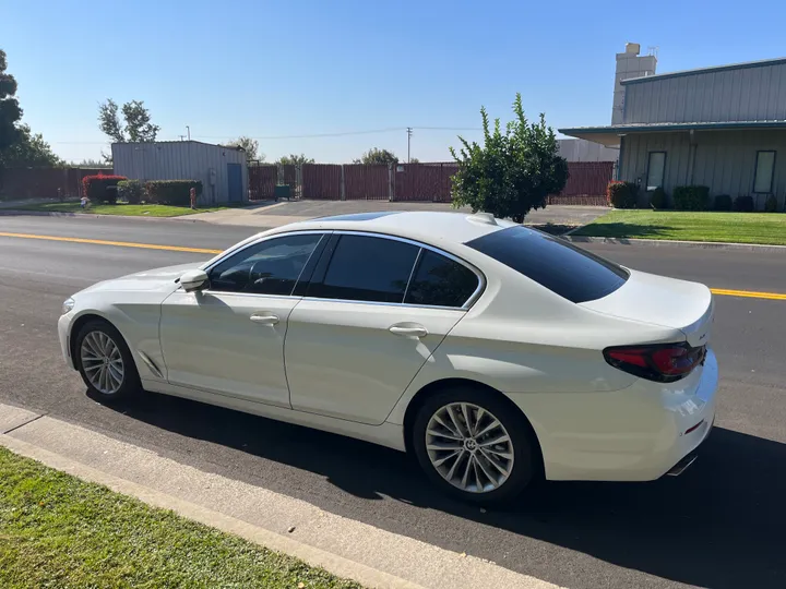 WHITE, 2021 BMW 5 SERIES Image 5