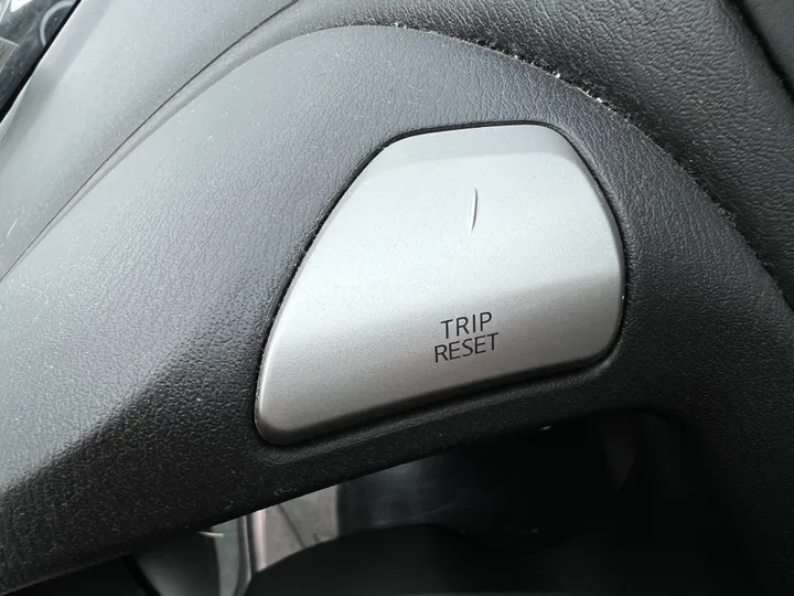 GREY, 2017 NISSAN PATHFINDER Image 19