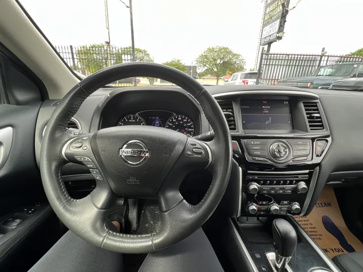 GREY, 2017 NISSAN PATHFINDER Image 20