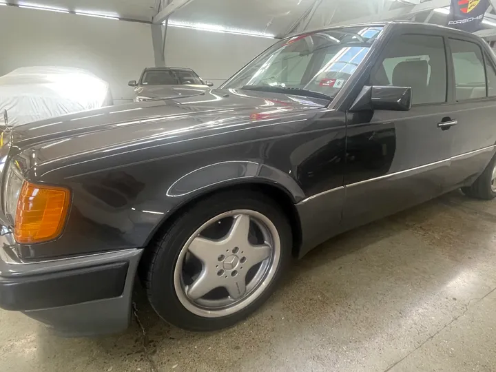 BLACK, 1993 MERCEDES-BENZ 500 E Image 2