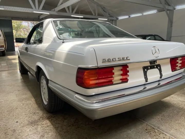 WHITE, 1988 MERCEDES-BENZ 560-CLASS Image 11