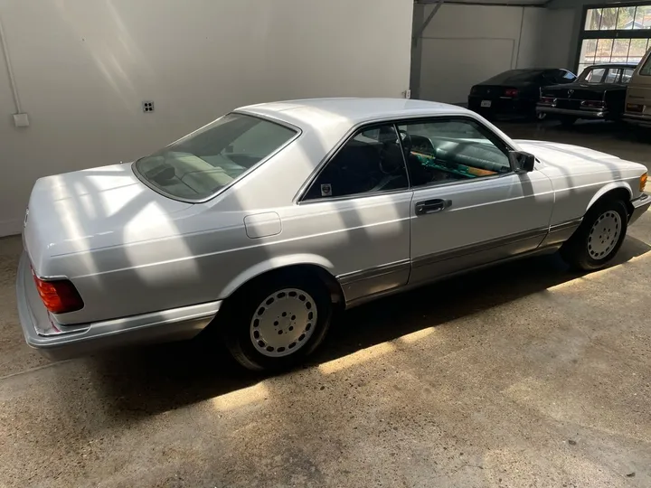 WHITE, 1988 MERCEDES-BENZ 560-CLASS Image 22