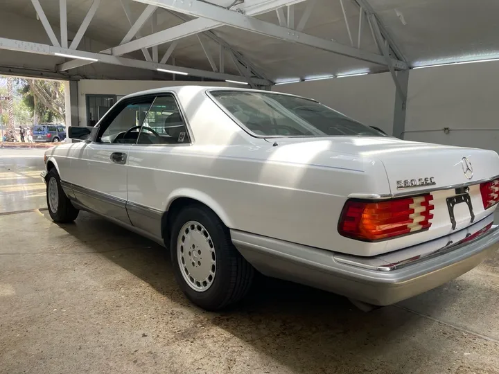 WHITE, 1988 MERCEDES-BENZ 560-CLASS Image 10