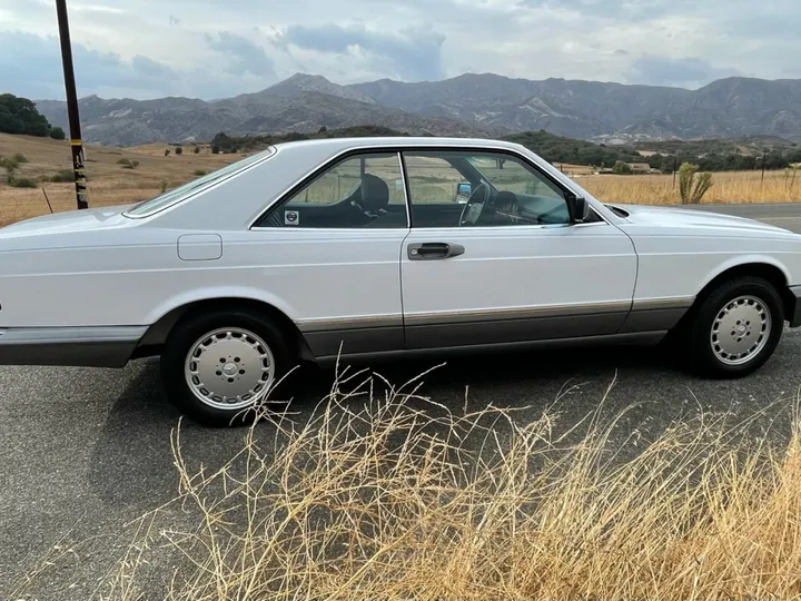 WHITE, 1988 MERCEDES-BENZ 560-CLASS Image 42