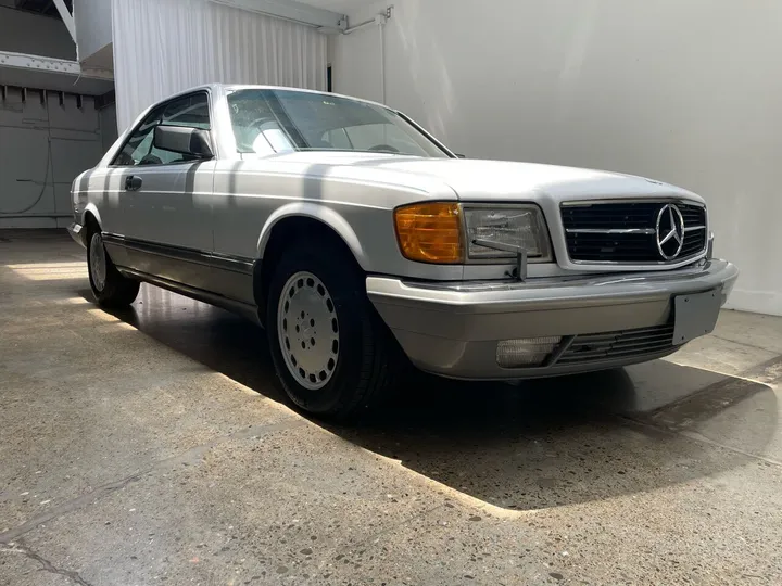 WHITE, 1988 MERCEDES-BENZ 560-CLASS Image 15