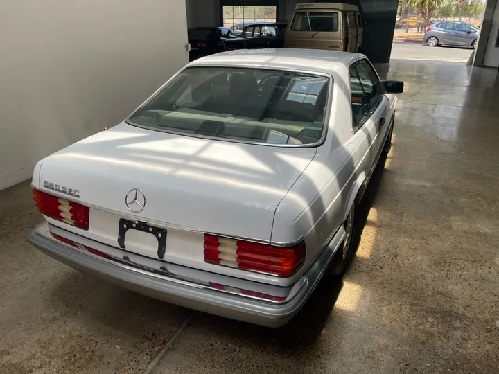 WHITE, 1988 MERCEDES-BENZ 560-CLASS Image 23