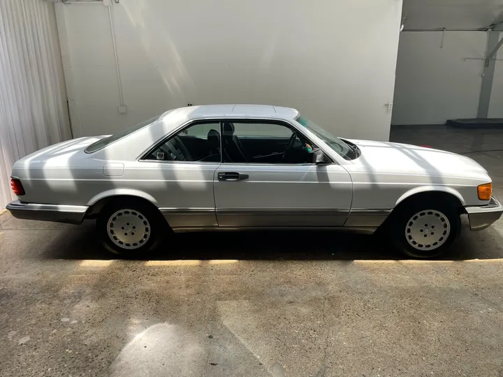 WHITE, 1988 MERCEDES-BENZ 560-CLASS Image 21