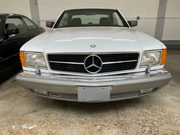 WHITE, 1988 MERCEDES-BENZ 560-CLASS Image 7