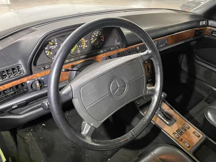 WHITE, 1988 MERCEDES-BENZ 560-CLASS Image 51