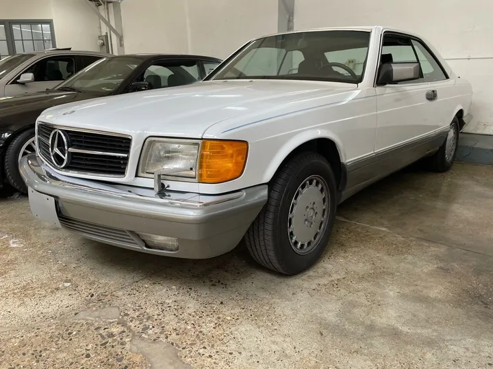 WHITE, 1988 MERCEDES-BENZ 560-CLASS Image 6