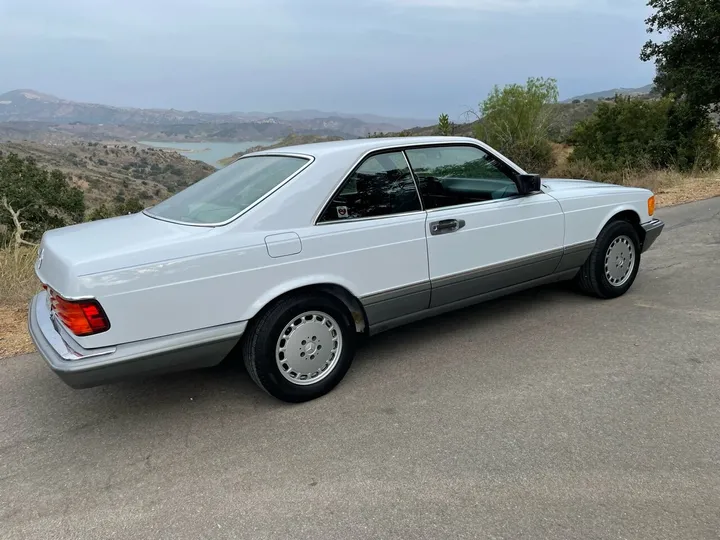 WHITE, 1988 MERCEDES-BENZ 560-CLASS Image 38