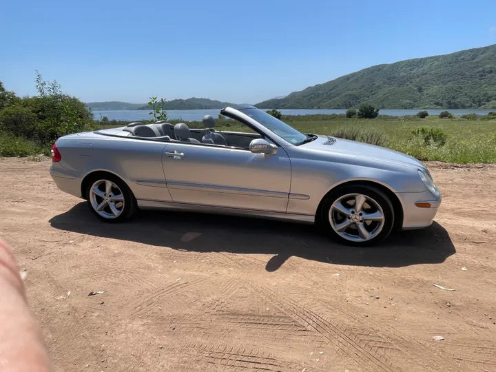 SILVER, 2005 MERCEDES-BENZ CLK-CLASS Image 2