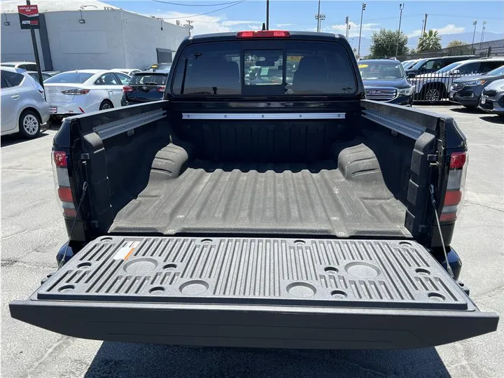 BLACK, 2022 NISSAN FRONTIER CREW CAB Image 9